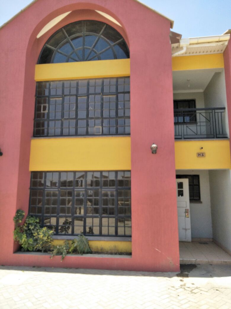 Three bedrooms all en-suite townhouse for sale