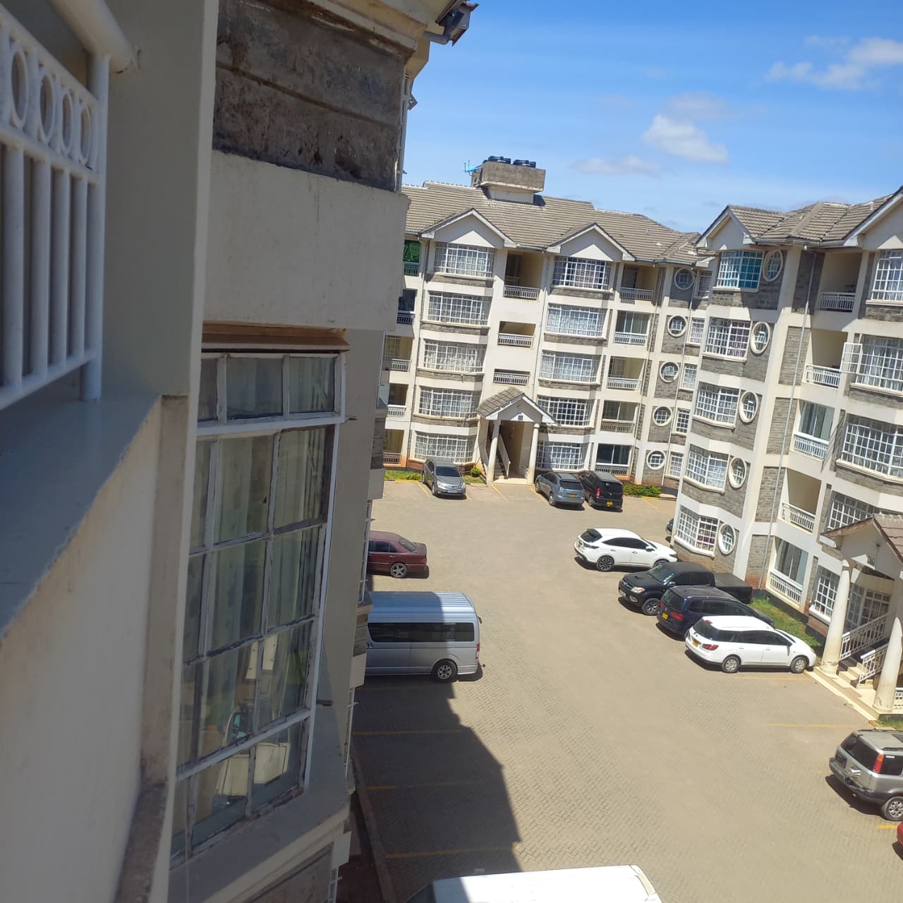 Three bedrooms all en-suite townhouse for rent