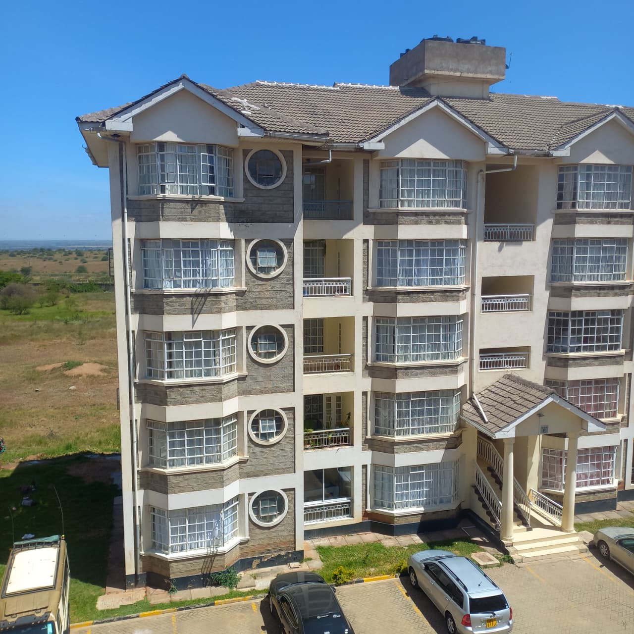 Three bedrooms all en-suite townhouse for rent