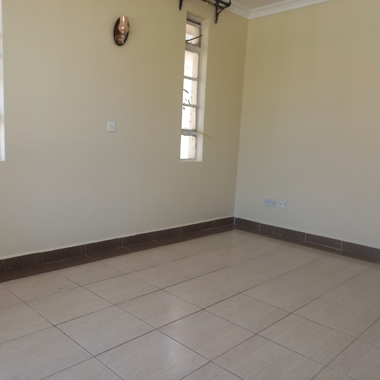 Three bedrooms all en-suite townhouse for rent