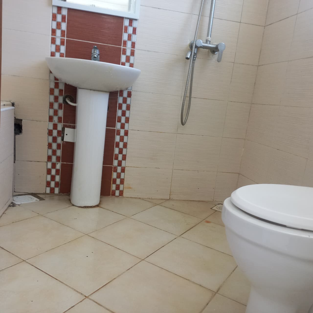Three bedrooms all en-suite townhouse for rent