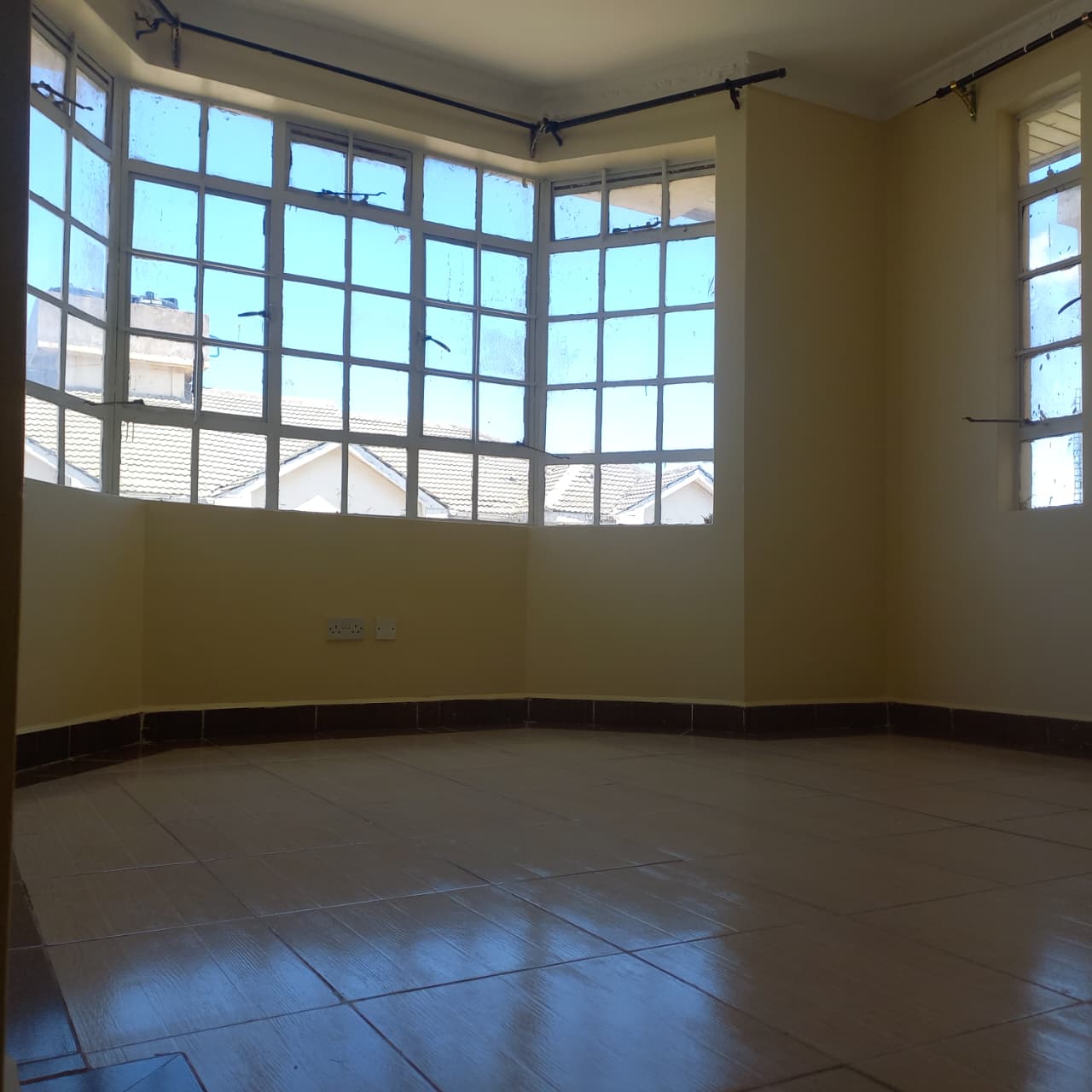 Three bedrooms all en-suite townhouse for rent
